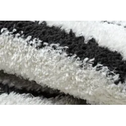Geometric rug, perfect for garden or patio, weather-resistant design