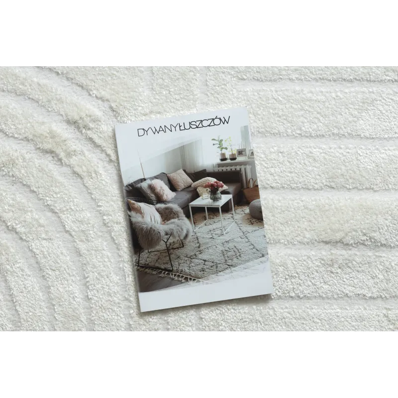 Cream rug with geometric pattern, perfect for the bedroom