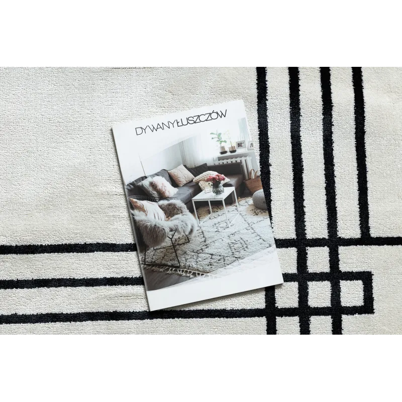 Elegant rug with a modern pattern in cream tones
