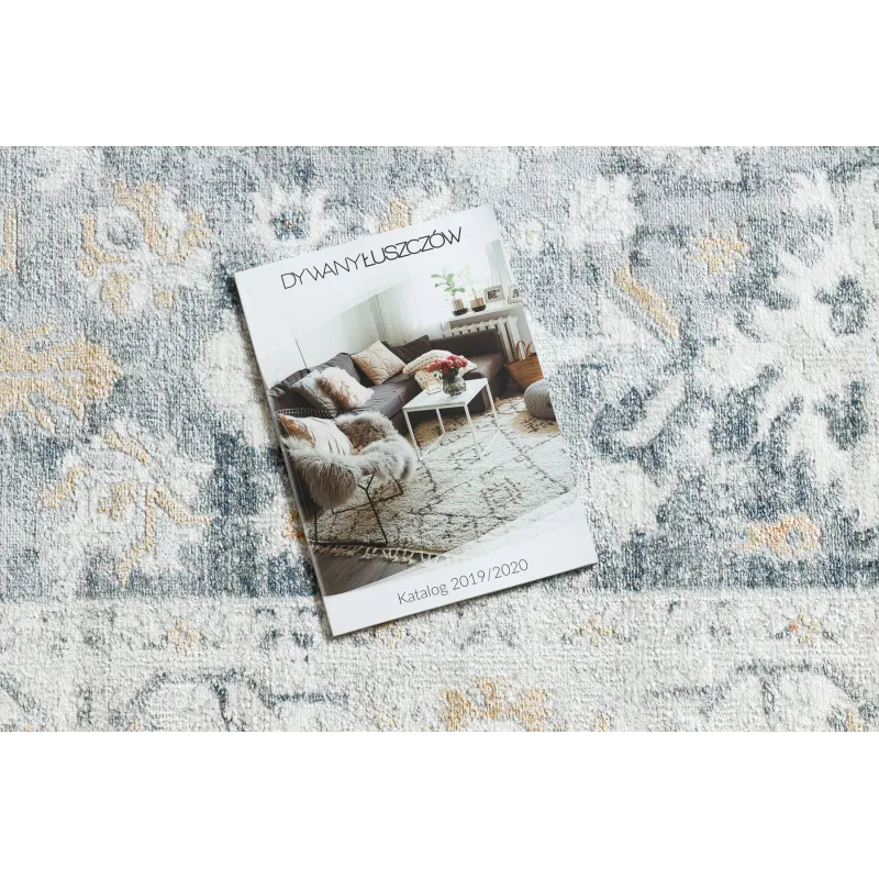 Soft rug with modern ornament, great for the bedroom