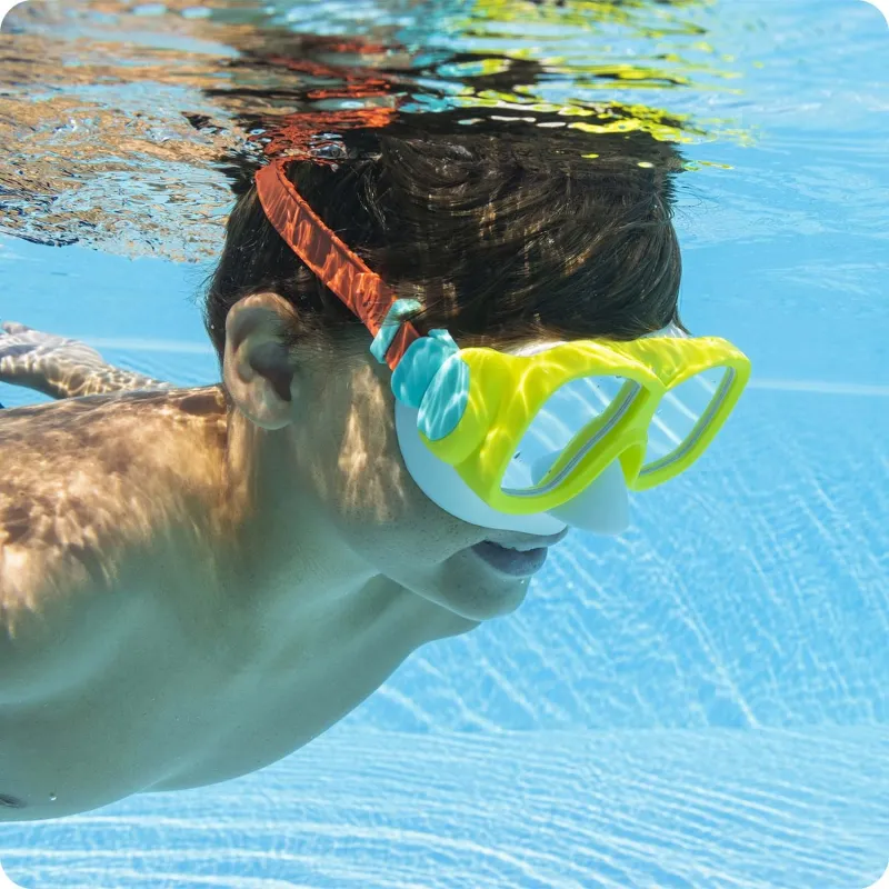 Vibrant swimming mask, great for pool activities