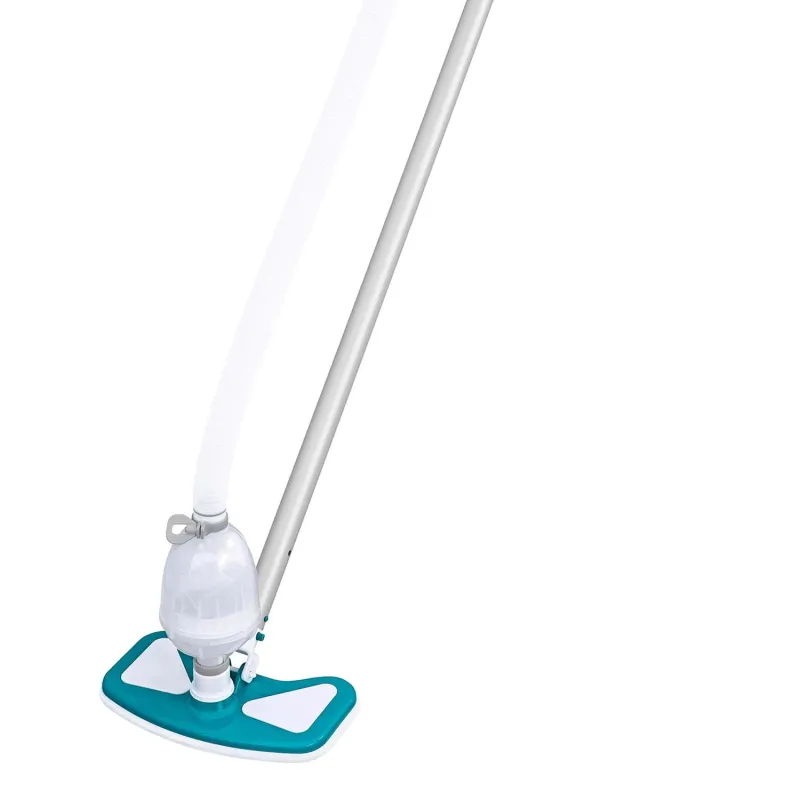 Pool cleaning set that makes maintaining water cleanliness easier
