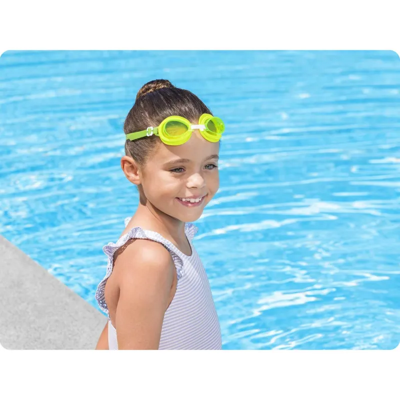 Stylowe zielone swimming goggles for kids, a great choice for summer
