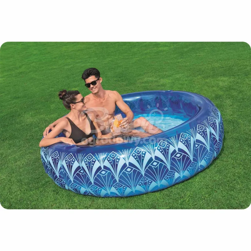 Easy-to-use inflatable children's pool, ideal for garden play